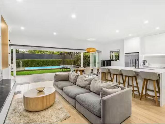 11 Essilia Street, Collaroy Plateau House for rent Listed by.