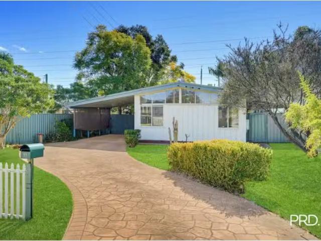 11 Eton Rd, Cambridge Park House for rent Listed by Nicole Ha.
