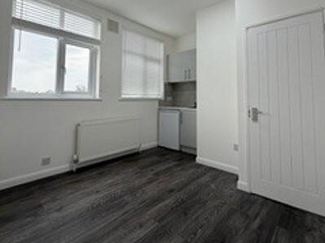 11 Fairway, Petts Wood, Orpington Studio to rent £1,000 pcm £231 pw