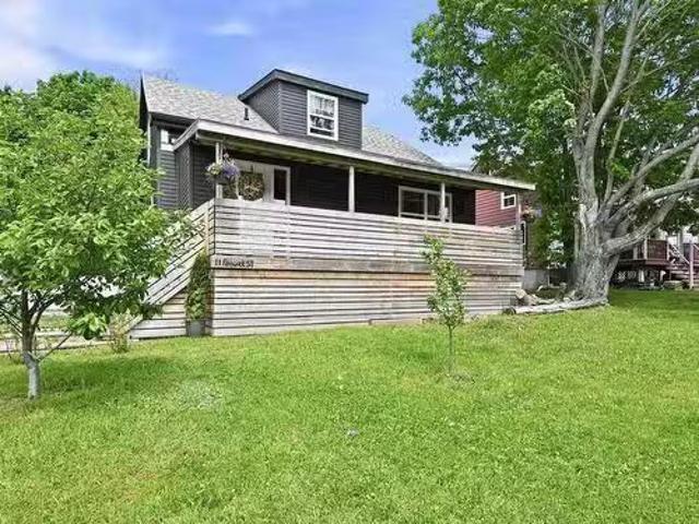 11 Fenwick Street, Dartmouth, NS, B2Y 2J8 house for sale Li.