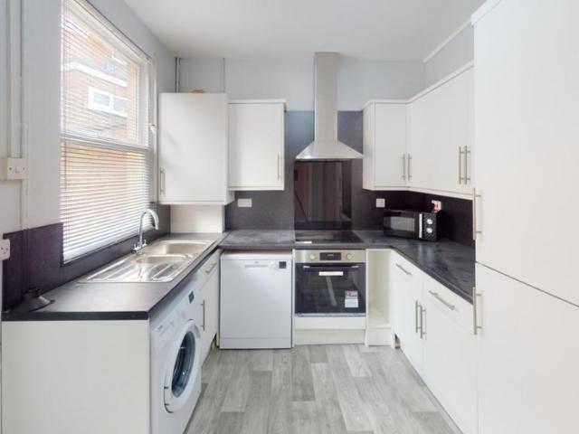 11 Foxhall Road, Nottingham. 4 bed end of terrace house to rent £2,080 pcm £480 pw