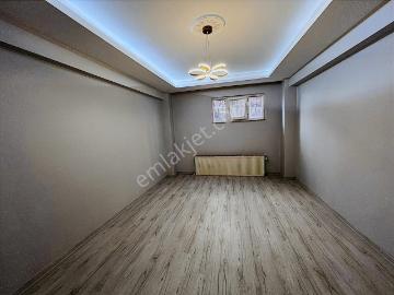 1+1 Geniş Merkezi Konumda Tertemiz Tadilatlı Bahçe Katı