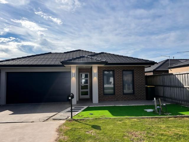 11 Gelding Close, Cranbourne East VIC