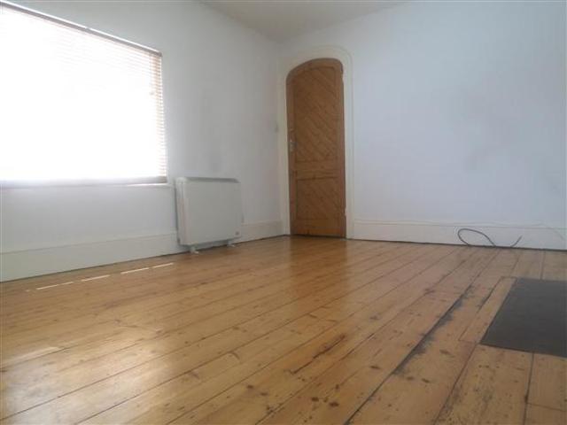 11 Goldings Hill, Loughton IG10 2 bed flat to rent £1,425 pcm £329 pw
