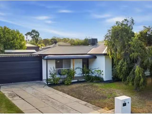 11 Kronk Street, Golden Square House for rent Listed by Carme.