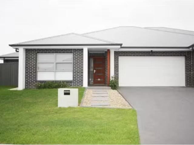 11 Manooka Road, CURRANS HILL House for rent Listed by Chelse.