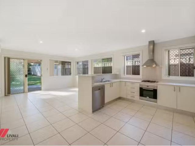 11 Magowar Road, Pendle Hill Townhouse for rent Listed by Reb.