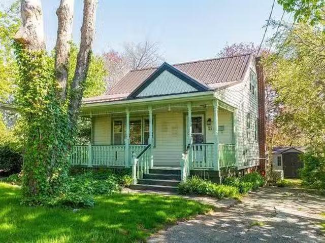 11 Maple Grove Avenue, Timberlea, NS, B3T 1B9 house for sale.