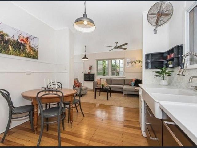 11 Margaret St, West End