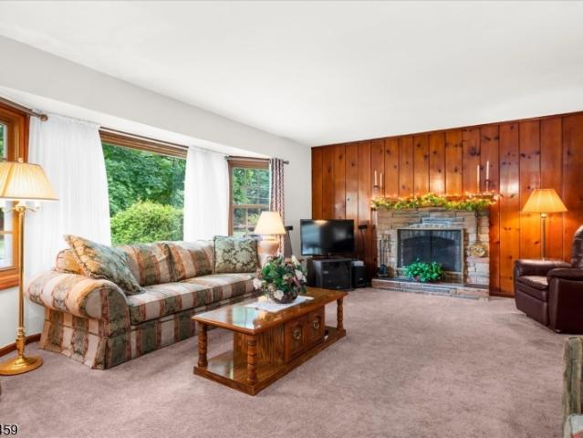 11 Meadow Brook Rd