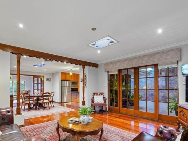 11 Melview Court, Melville WA 6156