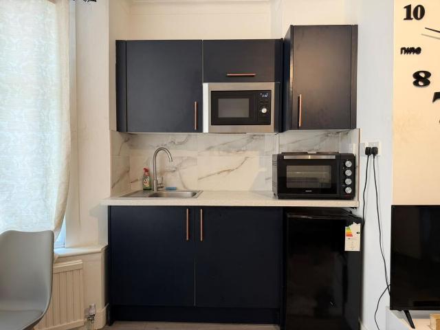 11 Quantock Gardens, London NW2, 6 bed property to rent, £1,450 pcm | PrimeLocation