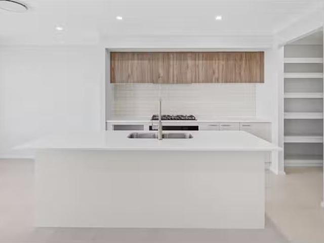 11 Redgate Road, CHISHOLM Townhouse for rent Listed by Leilan.