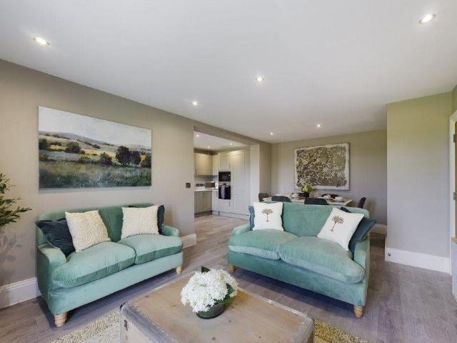 11, Riverview, Windrush OX18 2 bed apartment to rent £2,500 pcm £577 pw