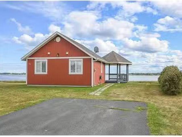 11 Rue De La Marée St, Tracadie, NB, E1X 4S9 house for sale.