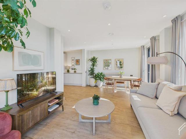 11 Selborne Road, Walthamstow |. 2 bed apartment to rent £2,780 pcm £642 pw