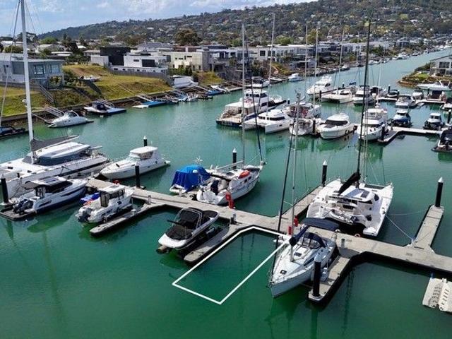 11m Freehold Berth Available Now