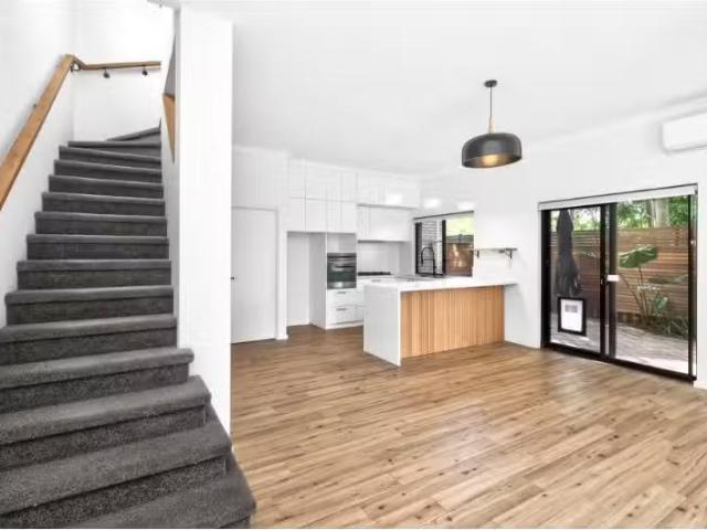 11A Melrose Street, LEEDERVILLE Townhouse for rent Listed by.