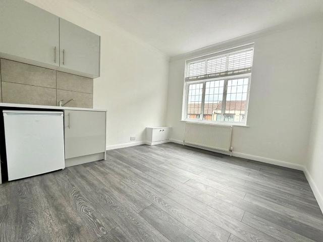 11A Studio 2, Petts Wood, London BR5, Studio to rent, £1,100 pcm | PrimeLocation