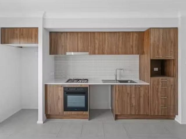 11a Redgate Road, CHISHOLM Townhouse for rent Listed by Leila.