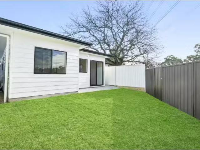 11B Edna Avenue, Toongabbie Apartment for rent Listed by Dell.