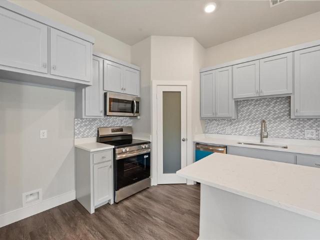 1206 E 11th