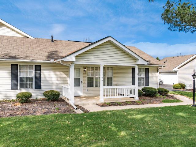 1206 Hillview Circle E