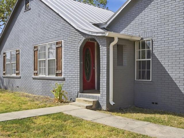 1208 10th St, Hondo, TX 78861