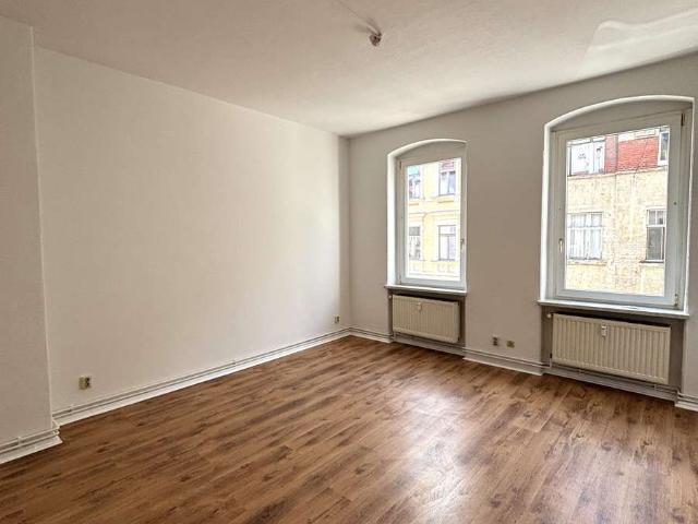 1203 Attraktive 3 Zimmer Wohnung mit großen Fenstern