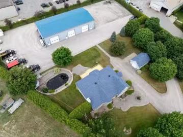 Thérèse-de Blainville - Parking, Swimming pool