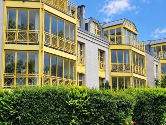 120 m2 de confort résidentiel pour les familles avec jardin d'hiver et deux salles de bains