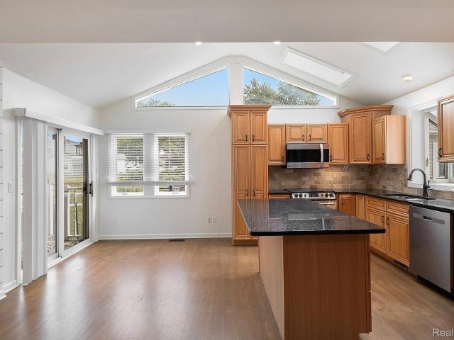 12147 Torrey Rd, Fenton, MI