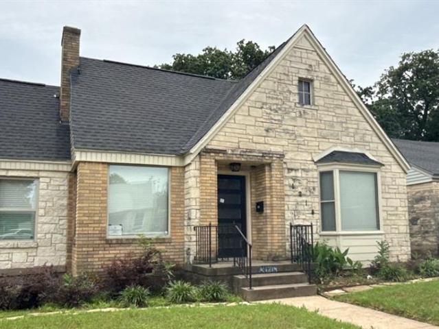 1214 E Waco Avenue
