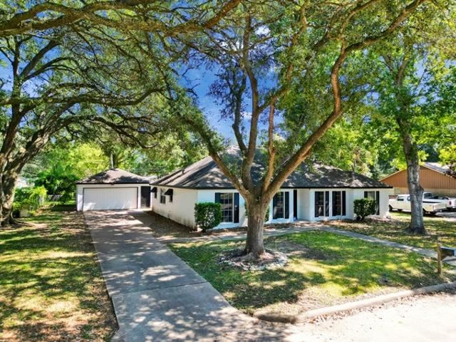 1215 Briar Ln, Wharton, TX 77488 | MLS #92403