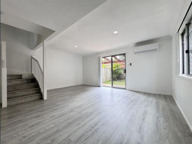 12/10 Lawrence Close Robertson