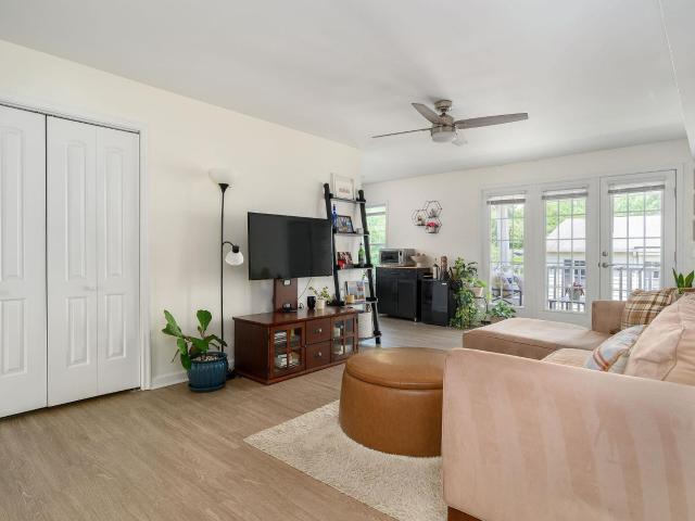 1211 villa ln e