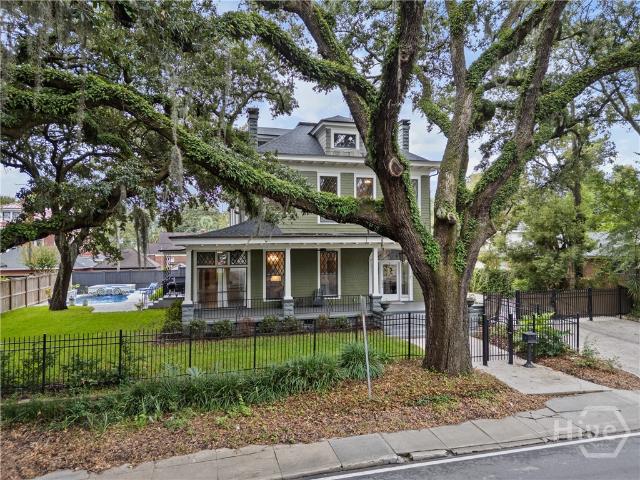 121 E Victory Drive