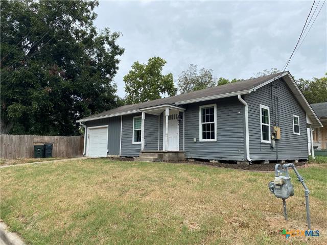 121 Fifteenth St E, Shiner, TX 77984 | MLS #592287