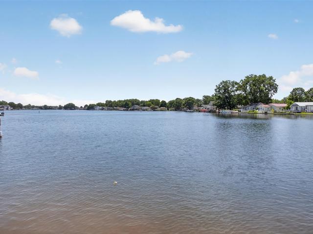 121 N Lakeside Drive