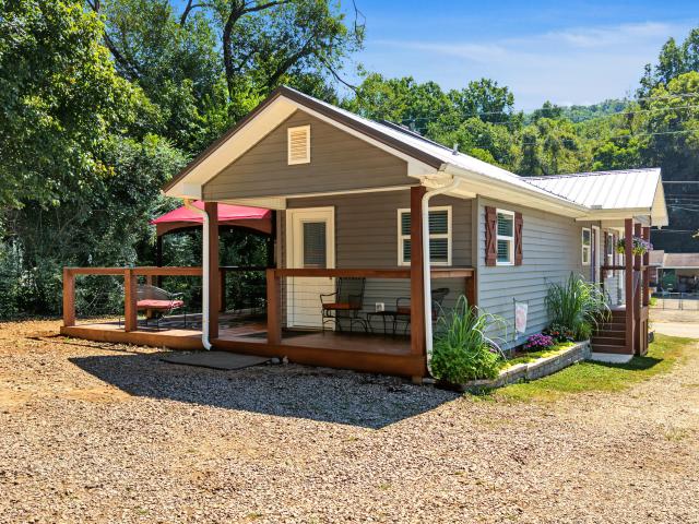 121 Self Hollow Rd