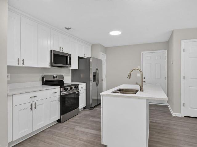 121 Sheppard DR