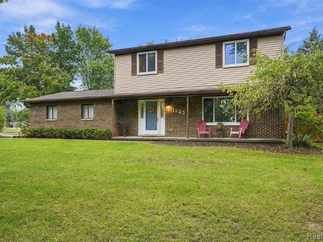 1225 Meadowood Drive