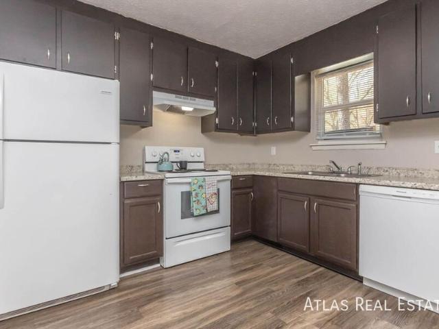 2 Bedroom with Washer/Dryer Hookups Central Location just outside of Downtown Athens