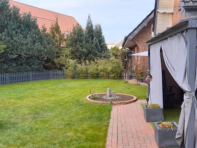 122 qm 2 Zimmer EG Wohnung mit Kamin und Garten