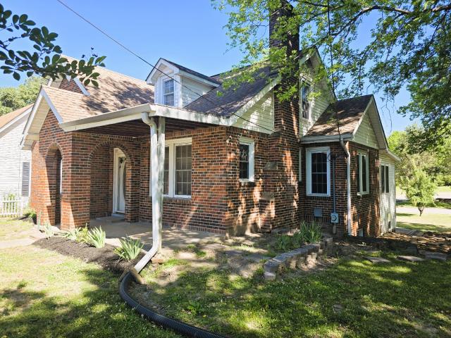 122 W Lake St
