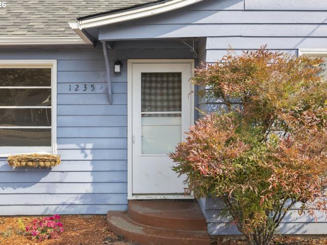 1235 vista ave se