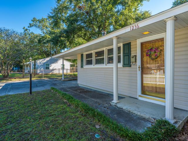 1236 Hawthorne Circle