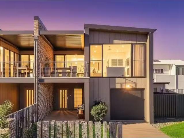123 Ocean Parade, BLUE BAY House for rent Listed by Danielle.