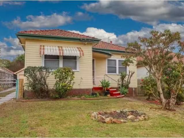 123 The Crescent Road, WARATAH House for rent Listed by Monic.
