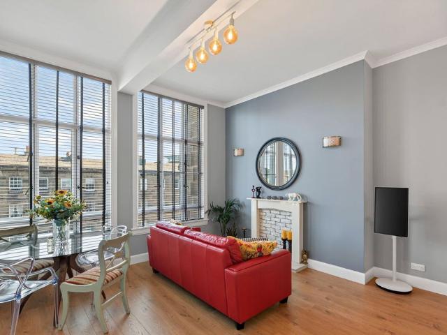 124/46 Lothian Road